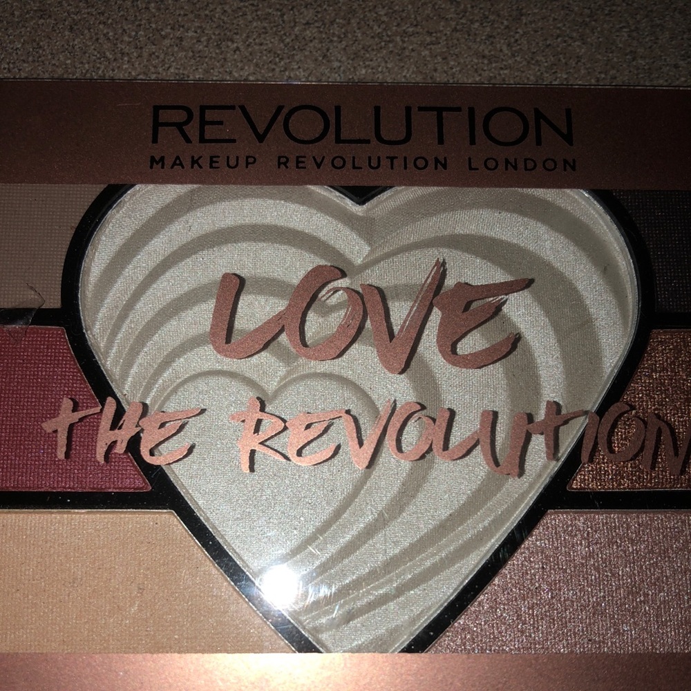 Love the revolution highlighter + eyeshadow
